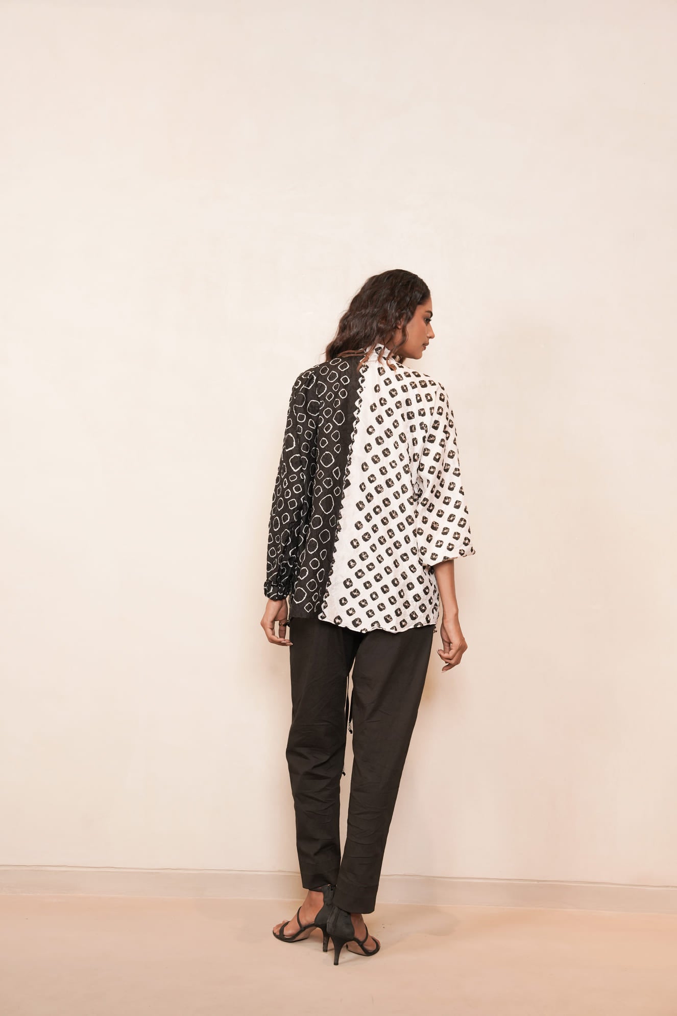 PEBBLES BW TIE SHIRT