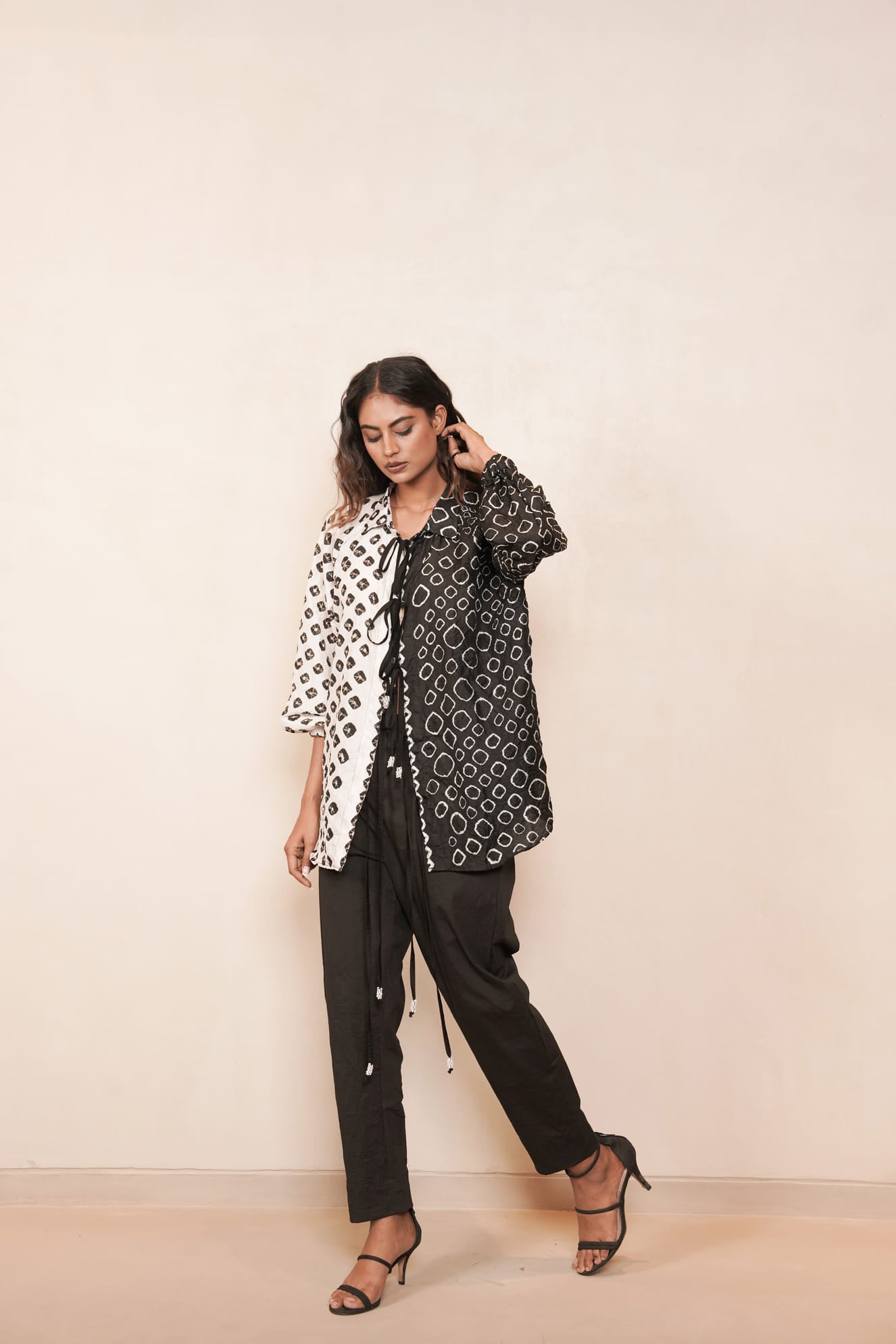 PEBBLES BW TIE SHIRT