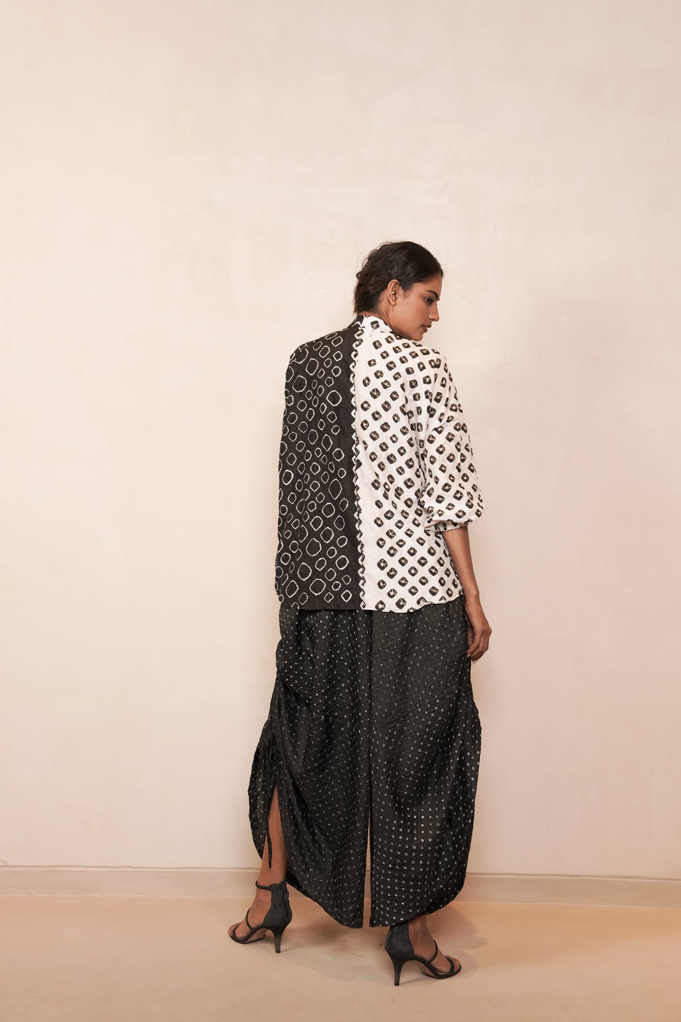 PEBBLES BW TIE SHIRT