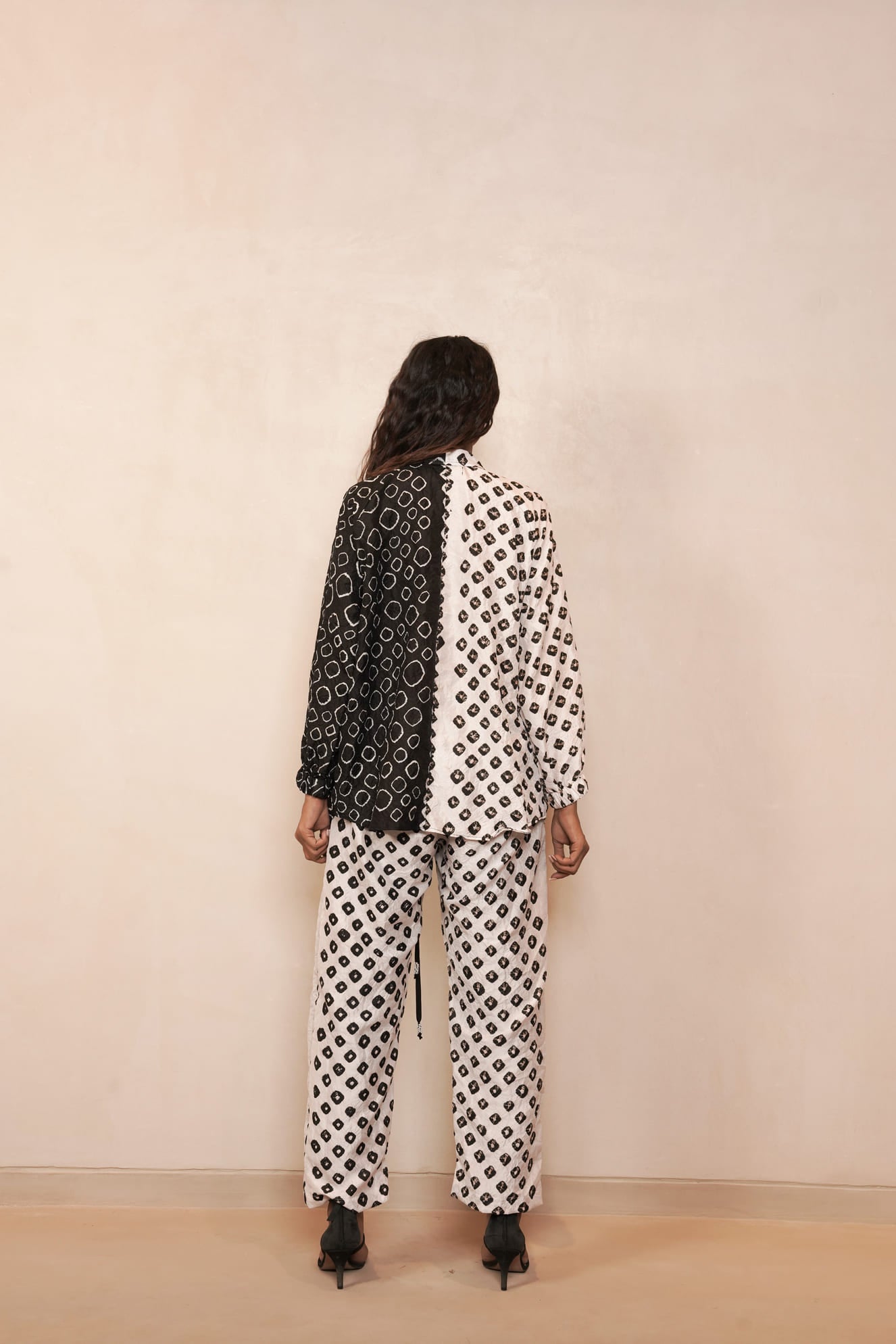 PEBBLES BW TIE SHIRT