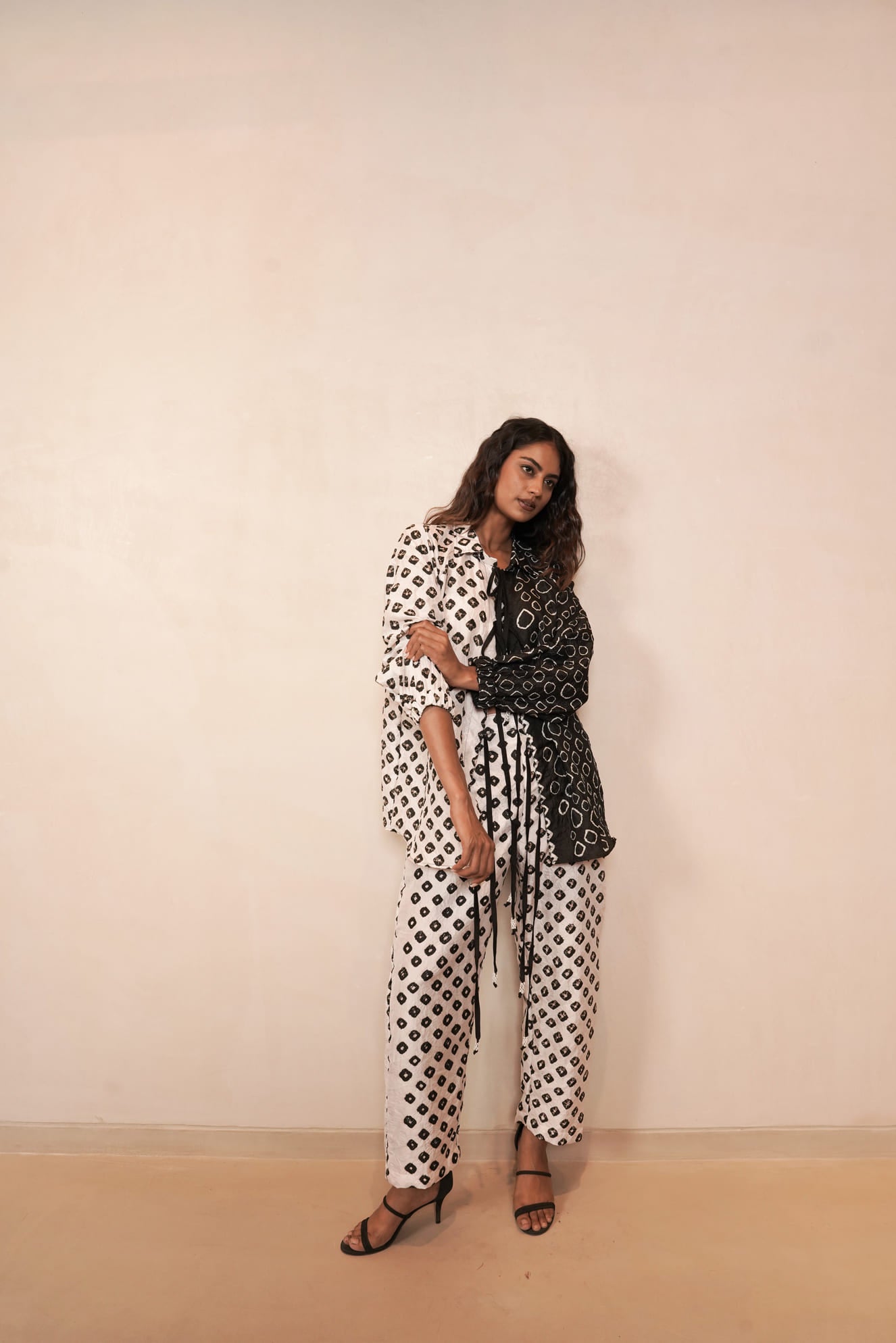 PEBBLES BW TIE SHIRT